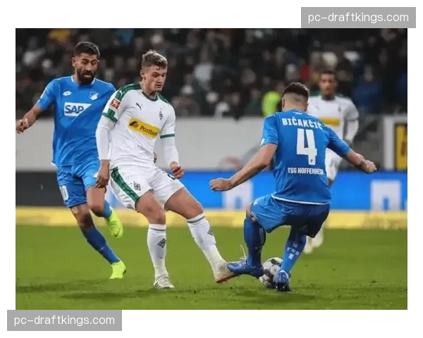 特写：不莱梅老将终场前完成最后一次关键回追，赛后累倒在草皮上