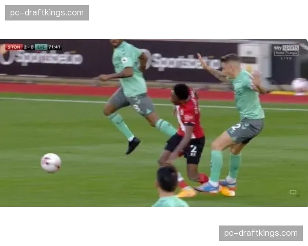 即时：奥萨苏纳球员阿布德因危险动作被直接红牌罚下